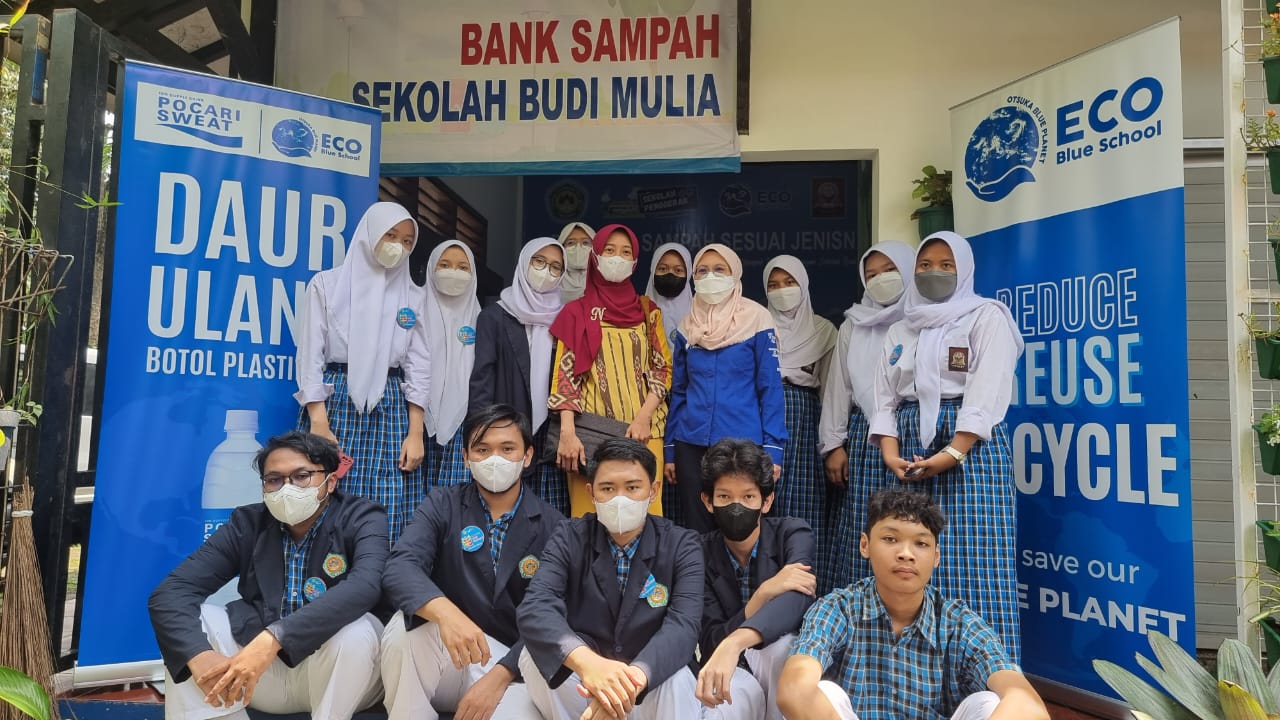 ECO BLUE SCHOOL RESMIKAN 3 BANK SAMPAH SEKOLAH SEBAGAI SARANA EDUKASI PENGELOLAAN SAMPAH