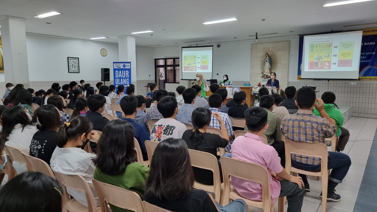 SMA REGINA PACIS JAKARTA BIASAKAN SISWANYA MEMILAH SAMPAH MELALUI PROGRAM ECO BLUE SCHOOL